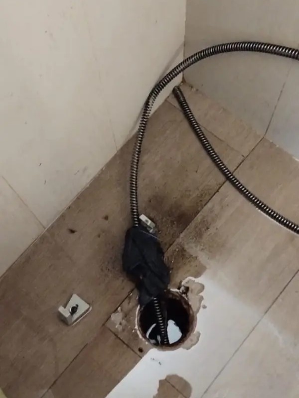 cable con trapo destapando drenaje cable con trapo destapando drenaje